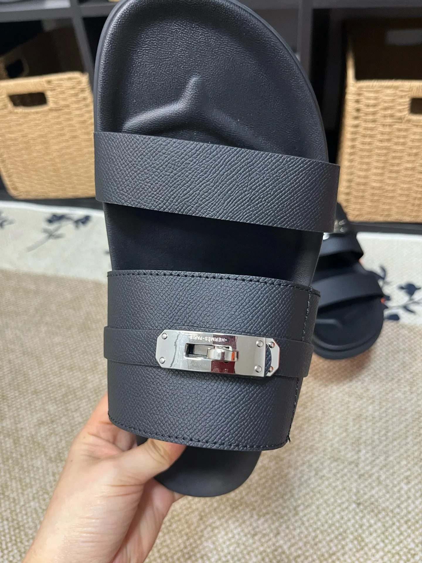 P300 Long-term stock Hermes men’s Kazimir slippers for couples - top quality woven calfskin functional sandals with intertwined uppers inspired by the “H” iconic pattern to create a casual look, perfect for summer. Imported cowhide + cowhide lining + TUP outsole Size: 35-46